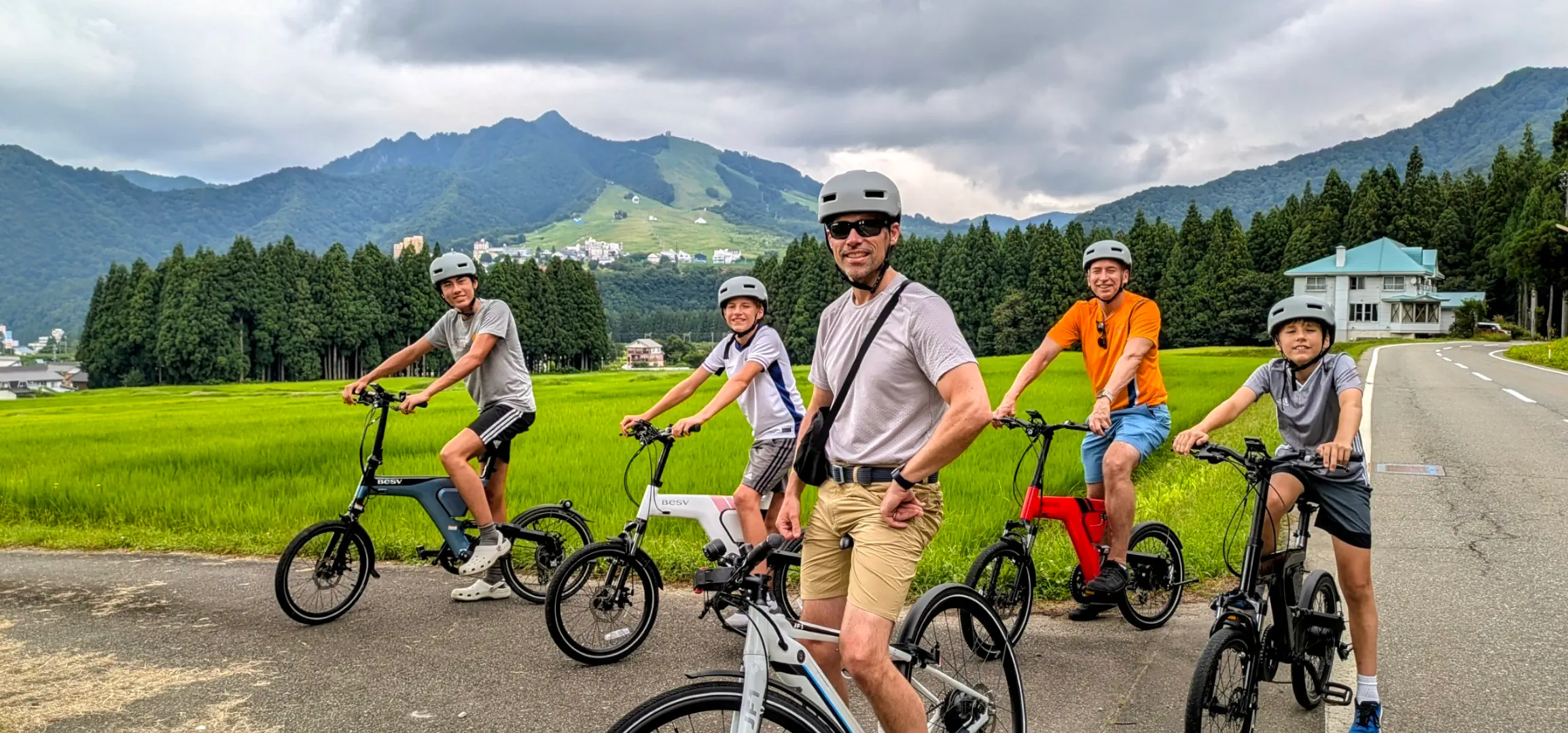 Un groupe de touristes visitant Yuzawa lors d'une visite guidée en vélo à assistance électrique.