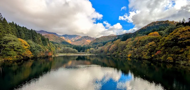 Lac Daigenta pendant la saison des couleurs d'automne, reflétant le ciel.