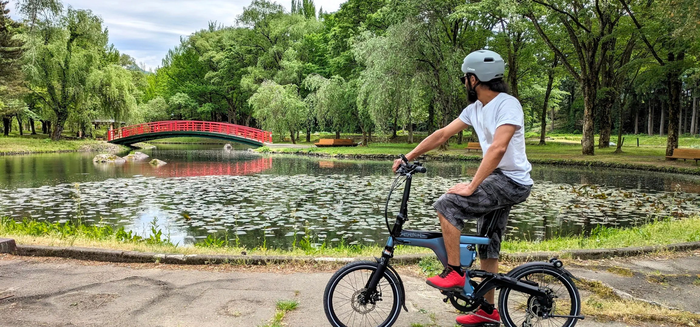 Des cyclistes heureux profitant de la vue sur un magnifique parc à Yuzawa, Niigata.