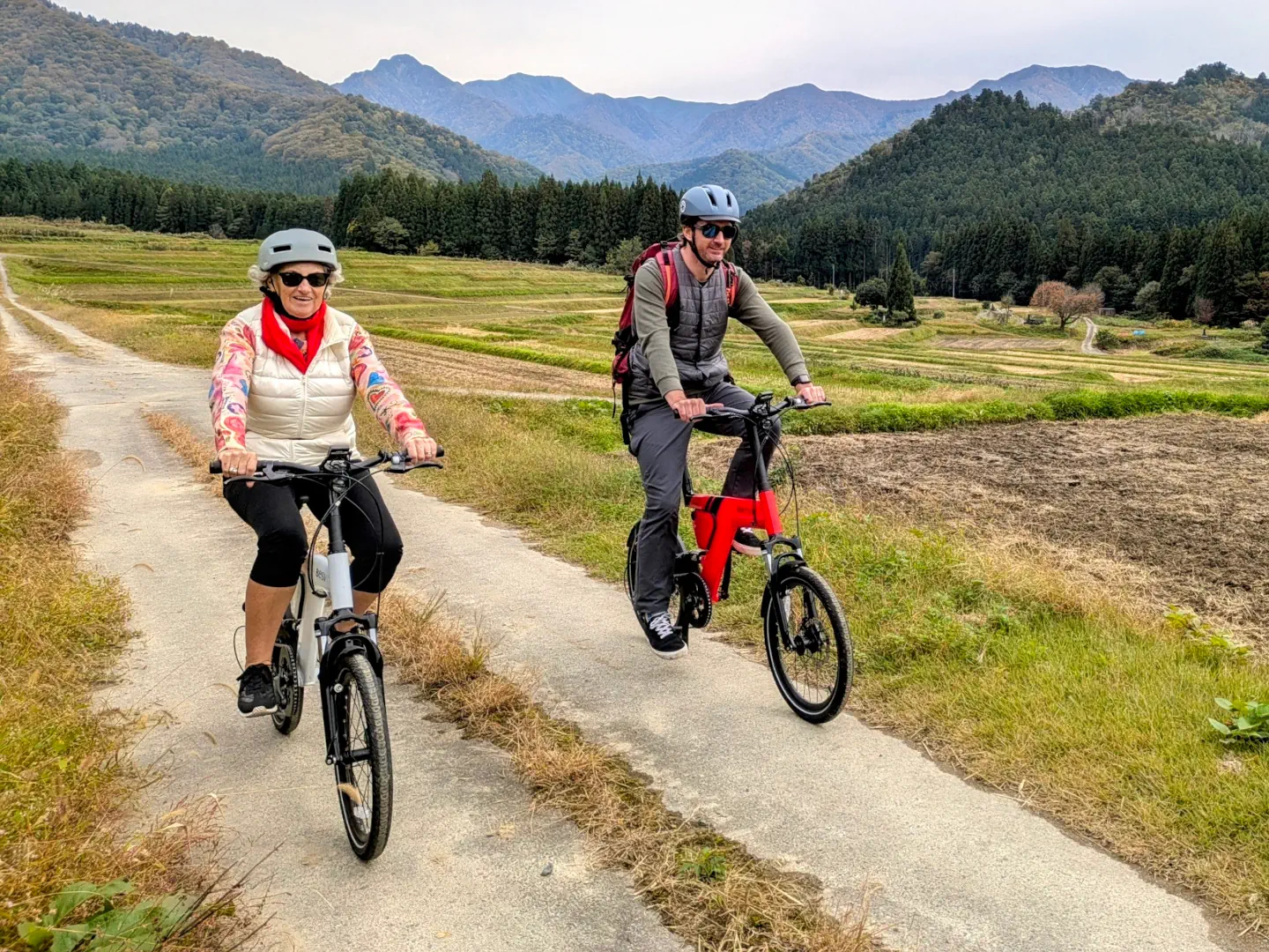 Visite guidée à vélo électrique à travers les rizières de Yuzawa.