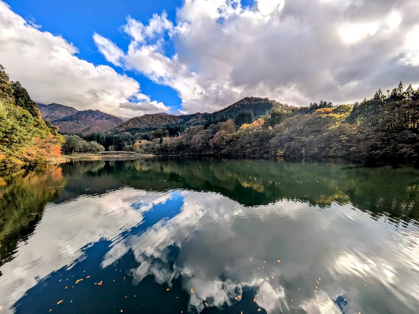 Le lac Daigenta à Yuzawa entouré des couleurs vibrantes de l'automne.